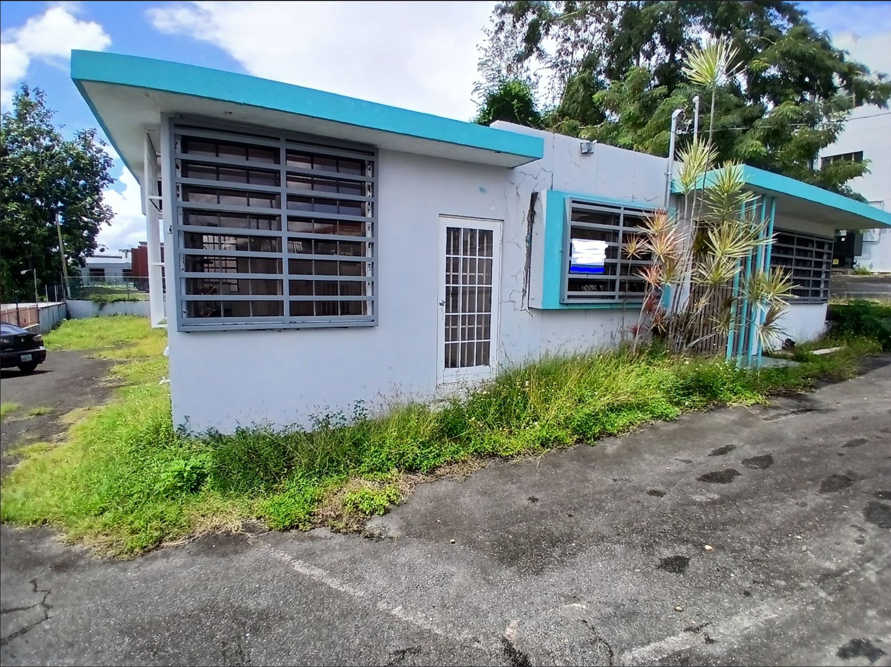 Concrete house suitable for residential or office use near Route 2, Guaynabo